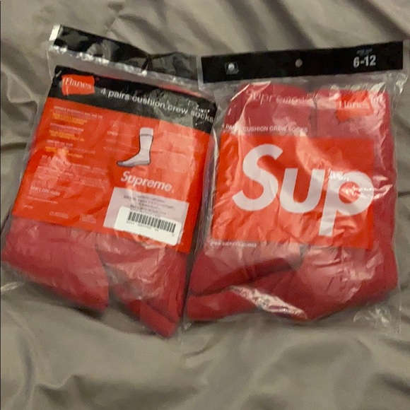 Supreme x Hanes red crew socks - Picture 4 of 4